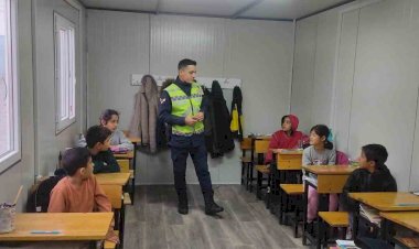 Jandarma ekiplerinden öğrencilere trafik eğitimi