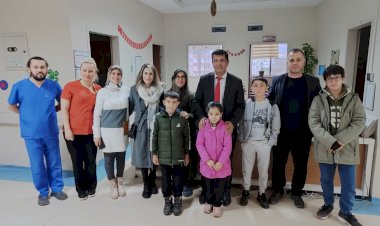 Öğrenciler hastanenin çocuk servisine kitap hediye etti