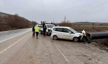 Kamyonet ile otomobil çarpıştı: 1 yaralı