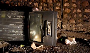 Hafif ticari araç istinat duvarına çarptı: 4 yaralı