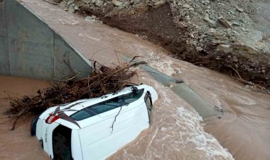 Gece sel sularında sürüklenen araç gündüz vinç ile kurtarıldı