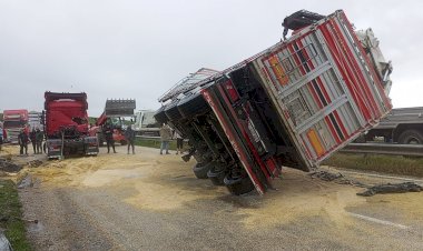 Mısır yüklü tır yan yattı