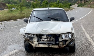 Gölbaşı’nda iki otomobil çarpıştı: 2 Yaralı