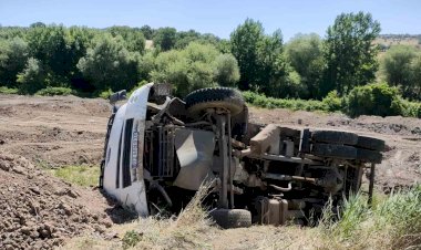Gölbaşı’nda yük boşaltan kamyon şarampole devrildi