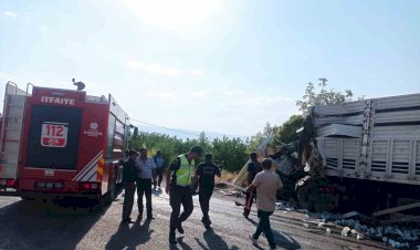 Tır ile kamyon kafa kafaya çarpıştı: 1 ölü, 1 yaralı