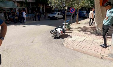 Motosiklet ile otomobil çarpıştı: 2 yaralı