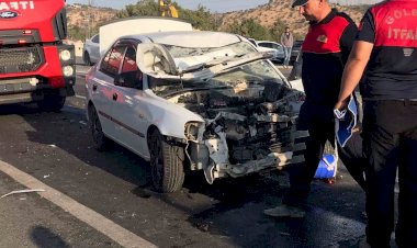 Otomobil ile traktör çarpıştı: 4 yaralı