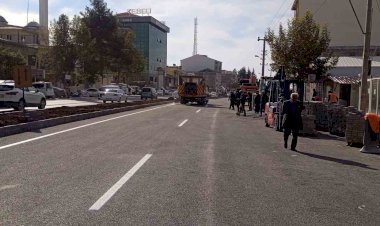 Yapımı tamamlanan karayolunun çizgileri çekiliyor