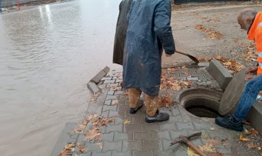 Gölbaşı Belediyesi, tıkanan mazgalları temizledi