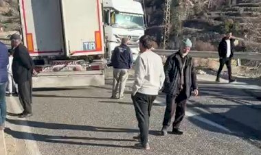 Direksiyonu kilitlenen tır yolu kapattı
