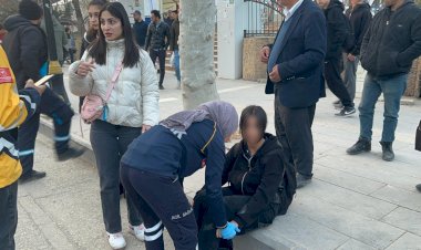 Motosiklet önce otomobile sonra durakta bekleyen çocuğa çarptı: 1 yaralı   ‎