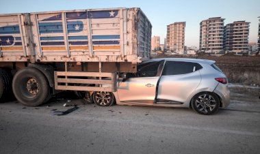 Otomobil park halindeki tırın altına girdi: 1 yaralı