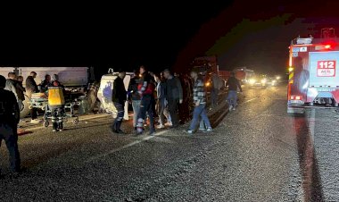 Adıyaman’da otomobil U dönüşü yapan tıra çarptı: 1 ölü, 1 yaralı ‎