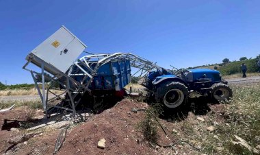 Traktör, trafoya çarptı: 2 yaralı