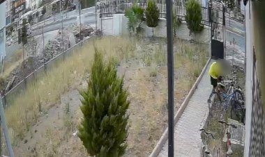 Bisikletlerin parçalarını tek tek söküp götürdüler