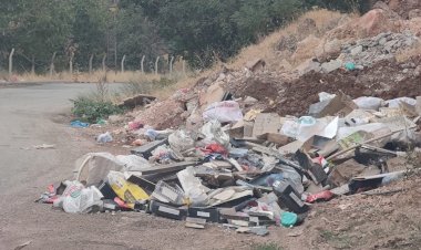 Gölbaşı’nda yol kenarına bırakılan çöpler çevre kirliliğine yol açıyor