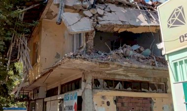 Gölbaşı’nda yıkılmayan bina tehlike saçıyor