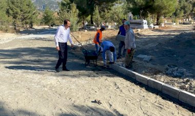 Harmanlı’da Mezarlık Bakım Çalışmaları Sürüyor