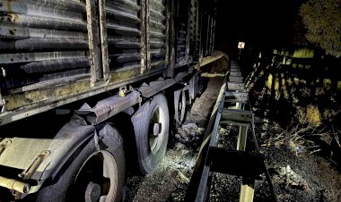 Malatya-Adıyaman karayolunda çekici alev aldı