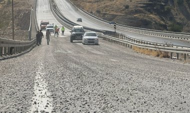‎Karayoluna dökülen mıcır kazaya neden oldu