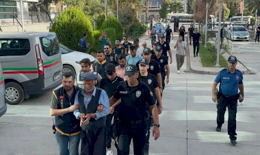 Adliye önünde bir birini öldüresiye döven şahıslar adliyeye çıkarıldı