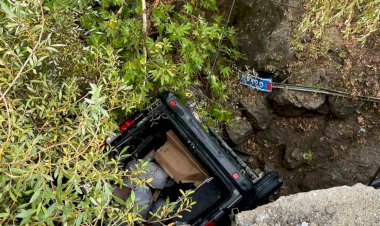 Köprüden uçan otomobil ağaç dallarında asılı kaldı: 2 yaralı ‎