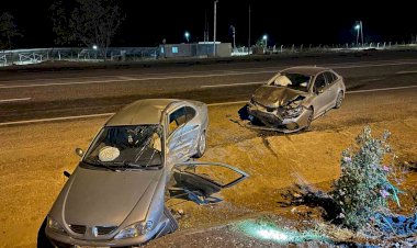 Akaryakıt istasyonuna girmek isteyen araç bir başka araçla çarpıştı: 1’i ağır 8 yaralı