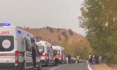 İki otomobil çarpıştı: 10 yaralı