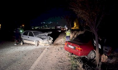 İki otomobil çarpıştı: 1 ölü, 2 yaralı