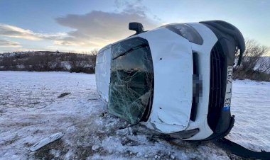 Tekeri patlayan minibüs takla attı: 4 yaralı