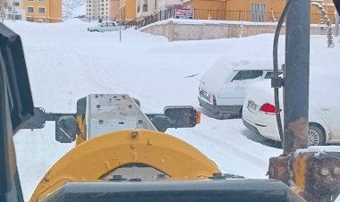 Gölbaşı’nda deprem konutlarında kar temizleme çalışması