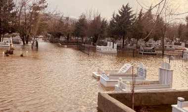Gölbaşı'nda Mezarlık sular altında kaldı