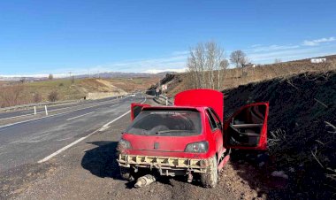 Yolda oluşan çukur kazaya neden oldu: 2 yaralı