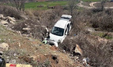 Köpeğe çarpmamak için şarampole girdi: 4 yaralı