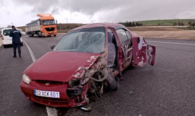 Yolda kayan araç karşı şeride geçerek araçla çarpıştı: 2 yaralı ‎