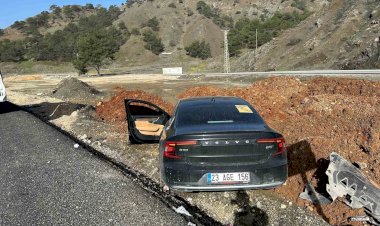 Kontrolden çıkan lüks otomobil yol kenarına savruldu: 1 yaralı