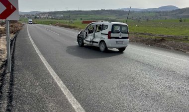 Kontrolden çıkan kamyonet karşı şeride geçerek ticari araçla çarpıştı: 1 yaralı ‎