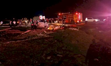 Minibüs ile otomobil çarpıştı: 1’i ağır, 2 yaralı