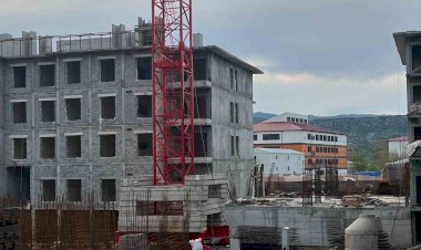 Ücretlerini alamadıklarını iddia eden işçiler kule vince çıktı