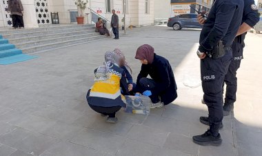 Elindeki bıçağı bileğine dayadı