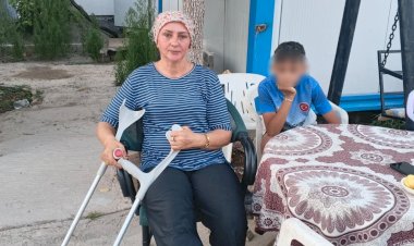 Başıboş köpeklerin kovaladığı anne-oğul düşerek yaralandı