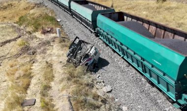 Yük treni hemzemin geçitte kamyona çarptı: 1 yaralı
