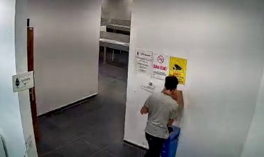 Kadınlar tuvaletindeki hırsızlık kameralara yansıdı ‎