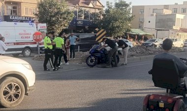Motosiklet yayaya çarptı: 2 yaralı