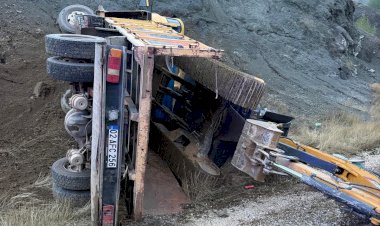 ‎İş makinesi yüklü kamyon devrildi: 2 yaralı