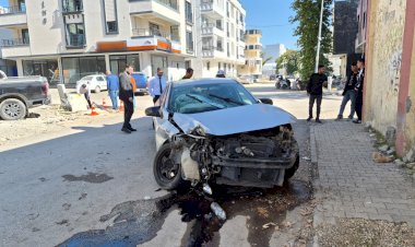 Otomobil ile kamyonet çarpıştı: 1’i ağır 2 yaralı