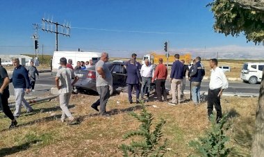 İki otomobil çarpıştı: 3 yaralı