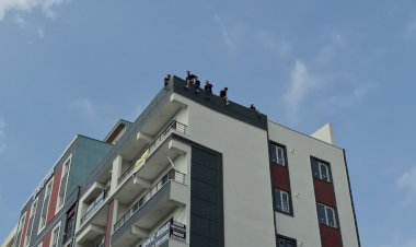 İşçiler binanın çatısında eylem yaptı