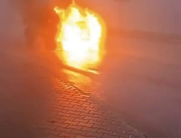 Seyir halindeki araç yanarak hurdaya döndü