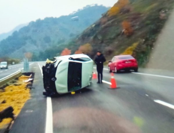 Otomobil yan yattı: 4 yaralı